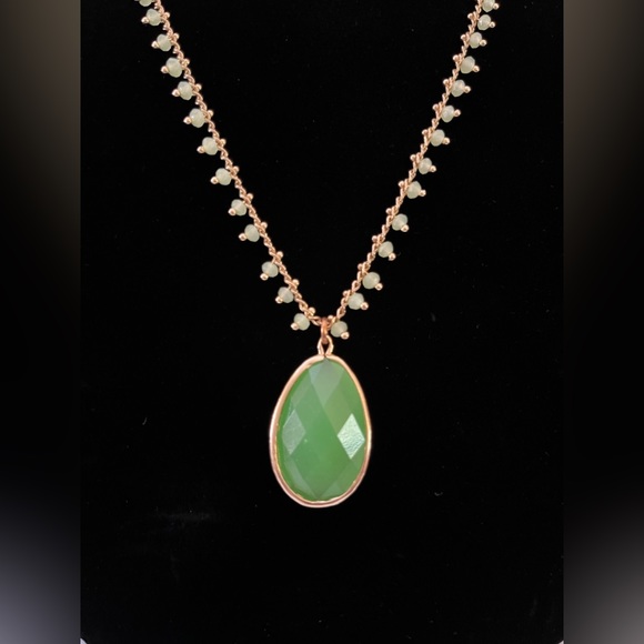 28” Gold tone faux Jade necklace, EUC, no flaws except for normal wear on the - Picture 2 of 3